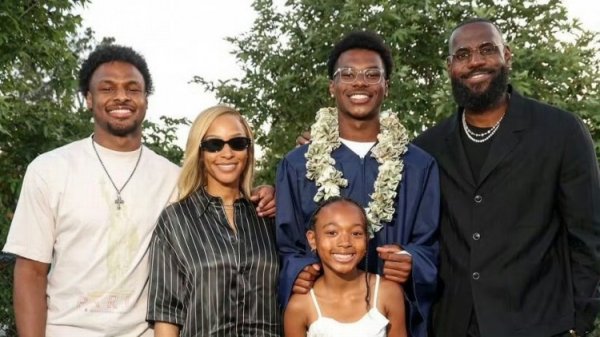 LeBron: Vợ tôi có bố mẹ và anh
